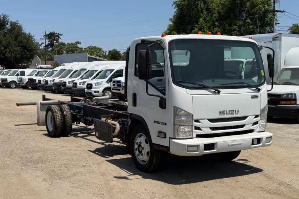 2017 Isuzu NQR photo 1