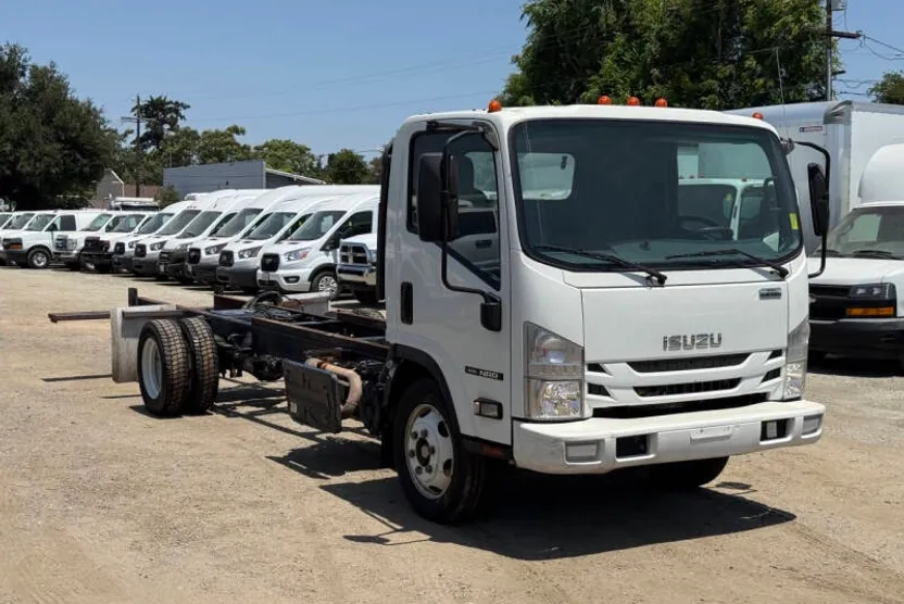 2017 Isuzu NQR photo 1