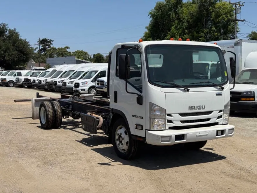 2017 Isuzu NQR photo 1