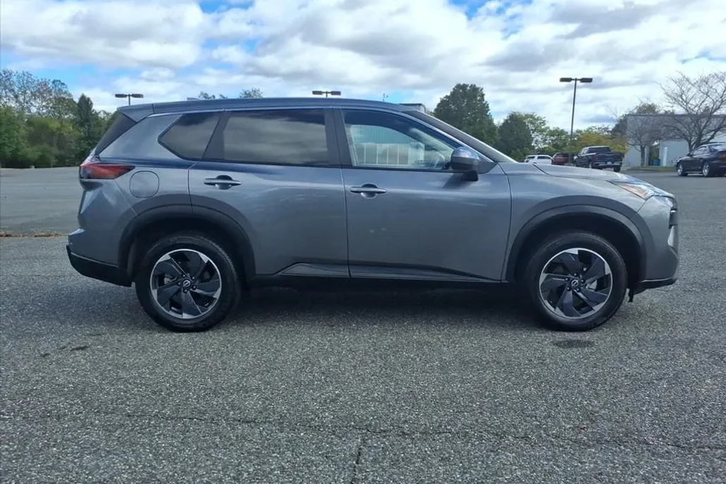 2024 Nissan Rogue SV photo 1