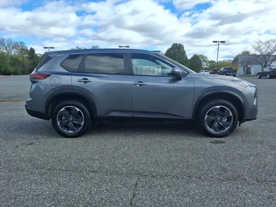 2024 Nissan Rogue SV photo 1