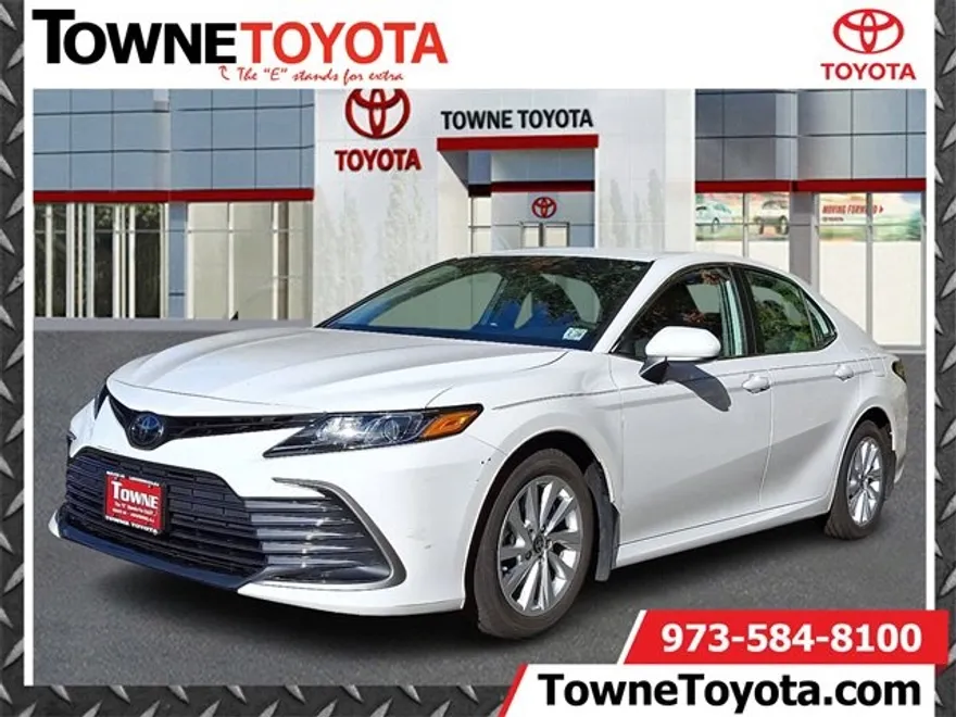 2023 Toyota Camry LE photo 1
