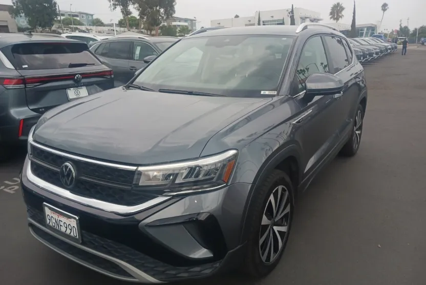 2023 Volkswagen Taos SE photo 1