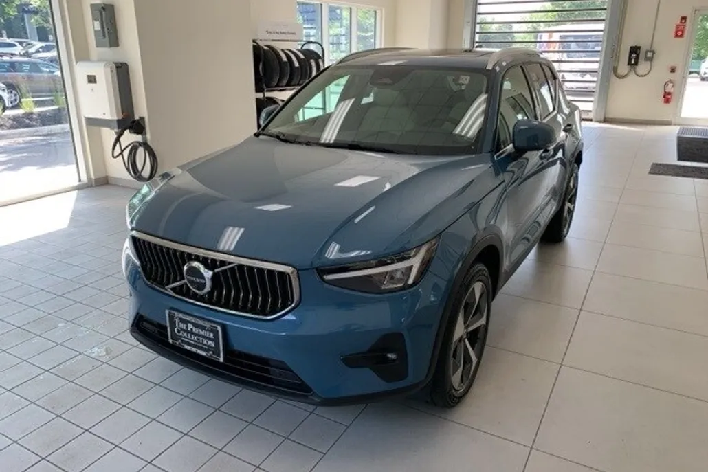 2023 Volvo XC40 Plus photo 1