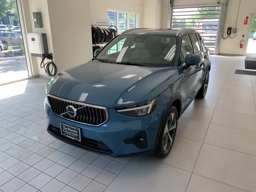 2023 Volvo XC40 Plus photo 1