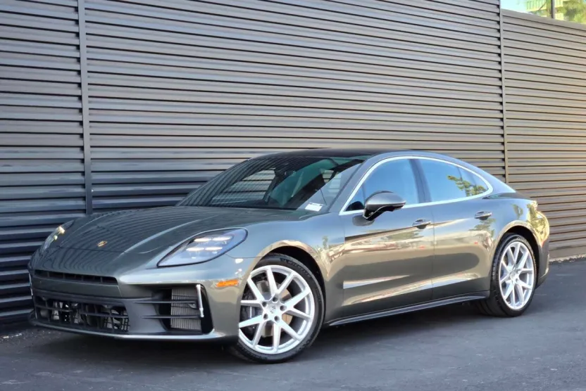 2025 Porsche Panamera 4 photo 1