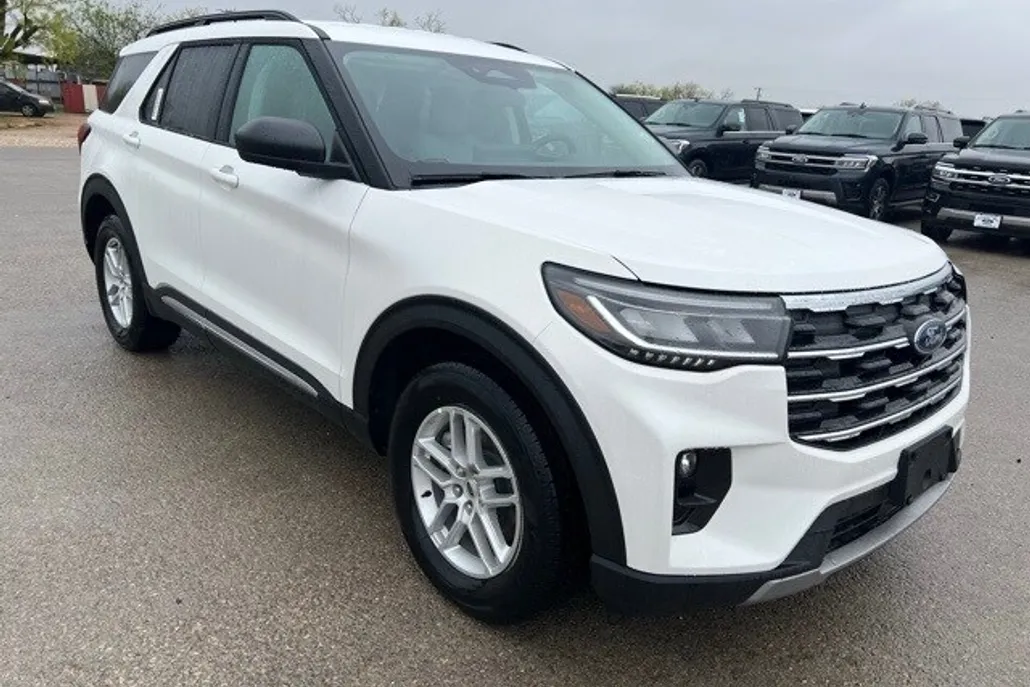 2025 Ford Explorer photo 1