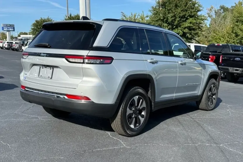 2023 Jeep Cherokee 4xe photo 1
