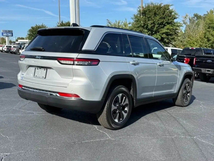2023 Jeep Cherokee 4xe photo 1
