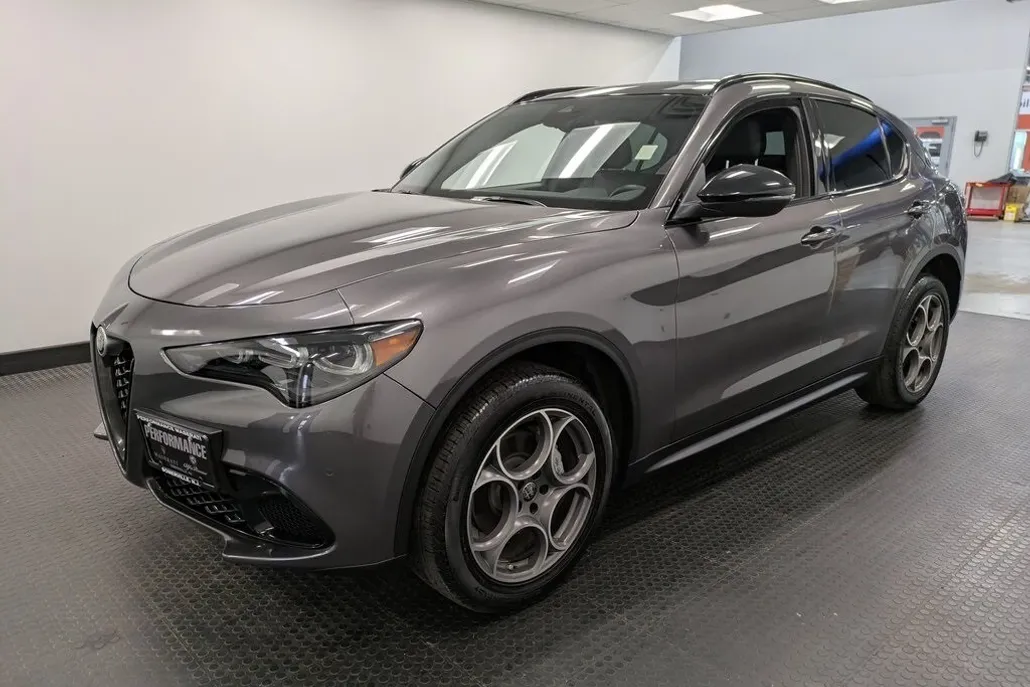 2025 Alfa Romeo Stelvio Sprint photo 1