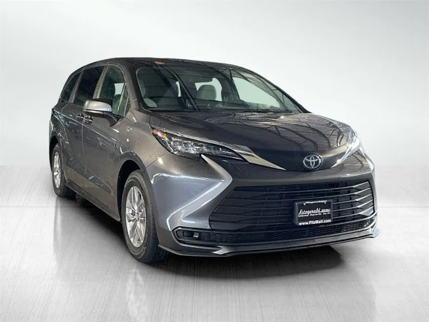 2025 Toyota Sienna LE photo 1