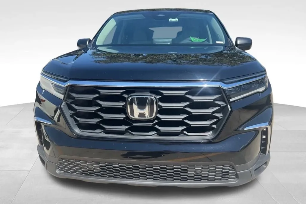 2023 Honda Pilot LX photo 1