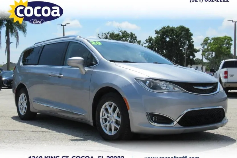 2020 Chrysler Pacifica Touring L photo 1