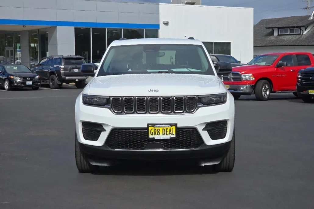 2023 Jeep Grand Cherokee Laredo photo 1