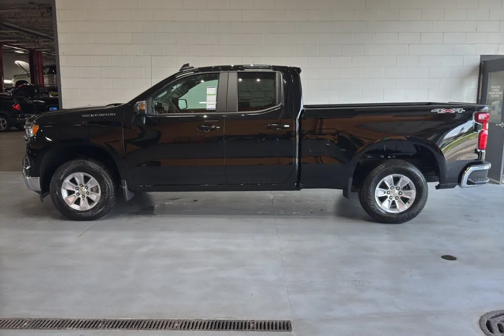 2026 Chevrolet Silverado 1500 LT photo 1