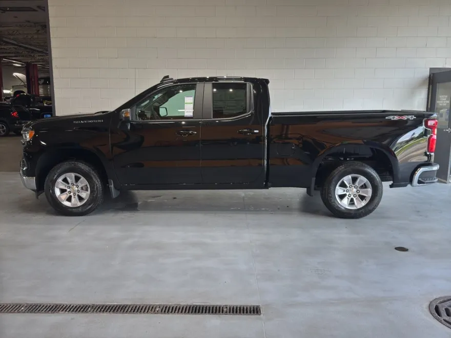 2026 Chevrolet Silverado 1500 LT photo 1