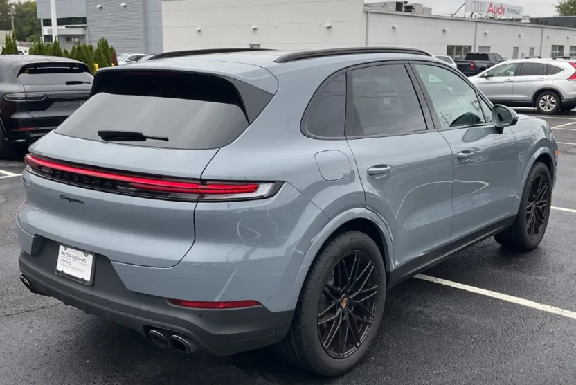 2025 Porsche Cayenne Base photo 1