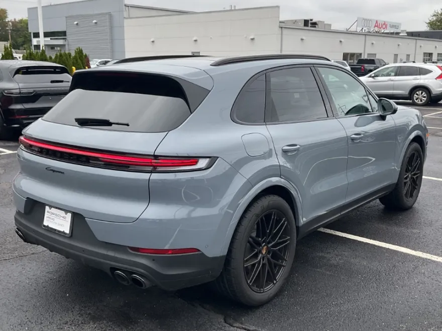 2025 Porsche Cayenne Base photo 1