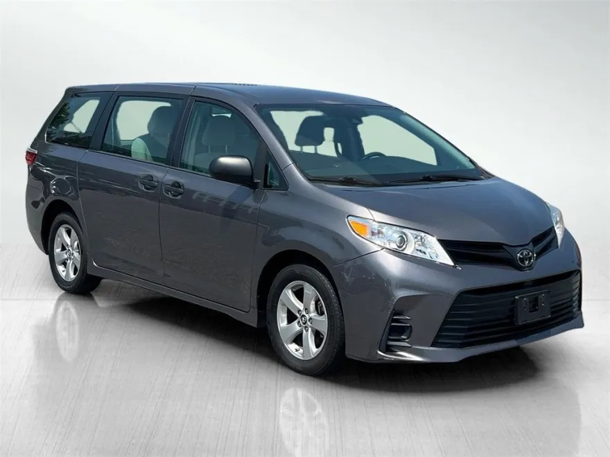 2018 Toyota Sienna L photo 1