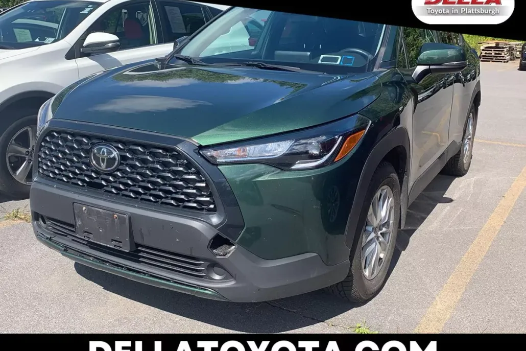 2022 Toyota Corolla Cross LE photo 1