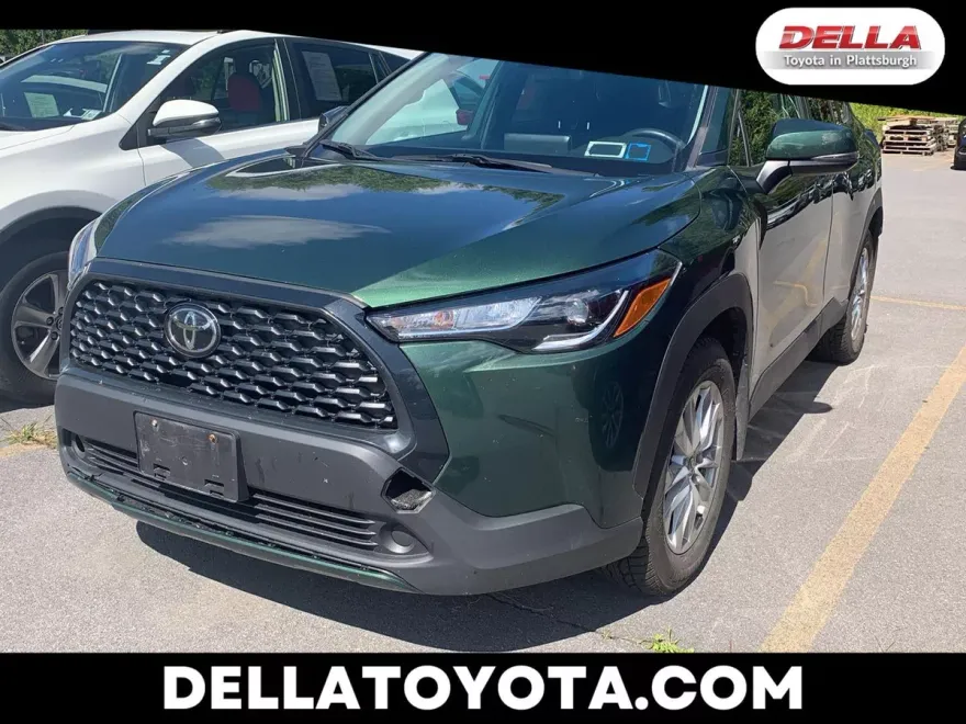 2022 Toyota Corolla Cross LE photo 1