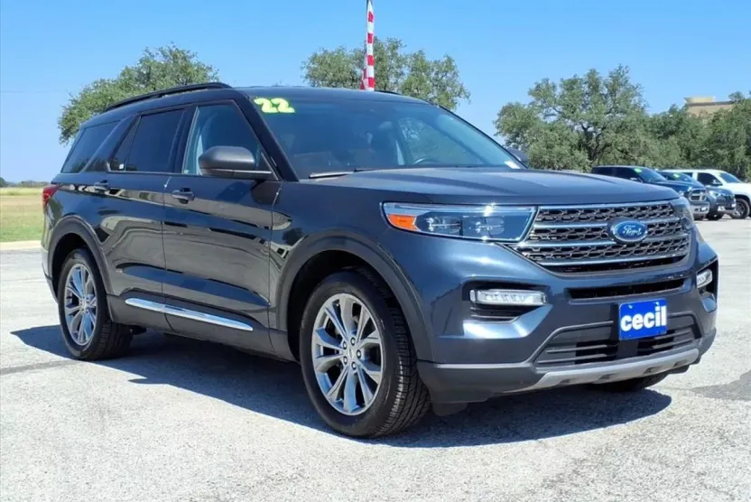 2022 Ford Explorer XLT photo 1