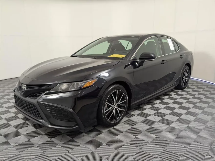 2023 Toyota Camry SE photo 1
