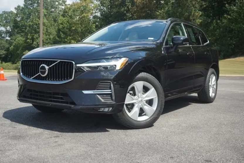 2022 Volvo XC60 Momentum photo 1