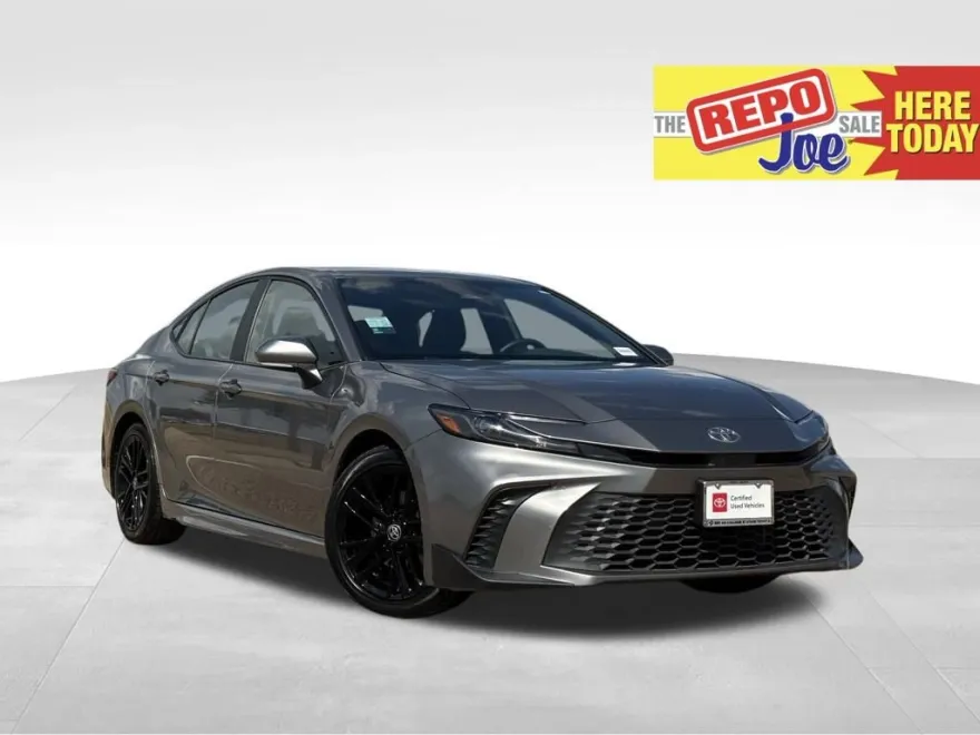 2025 Toyota Camry SE photo 1