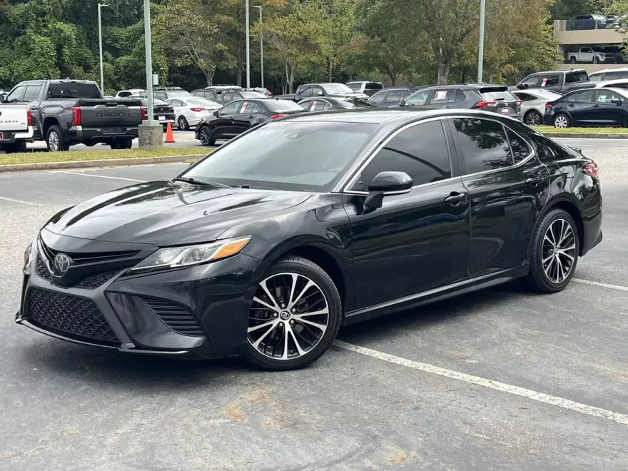 2018 Toyota Camry SE photo 1