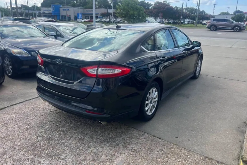 2016 Ford Fusion S photo 1