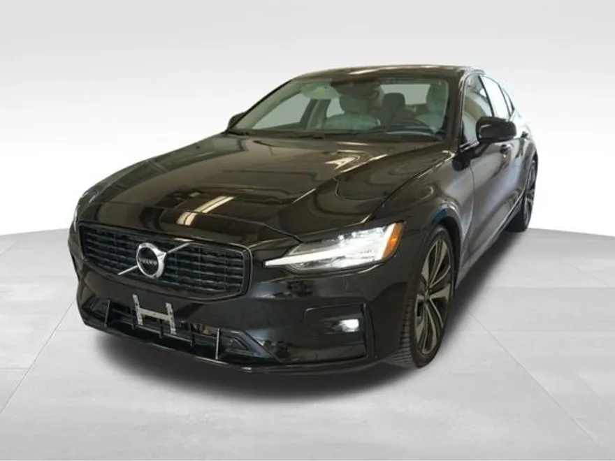 2022 Volvo S60 B5 Momentum photo 1