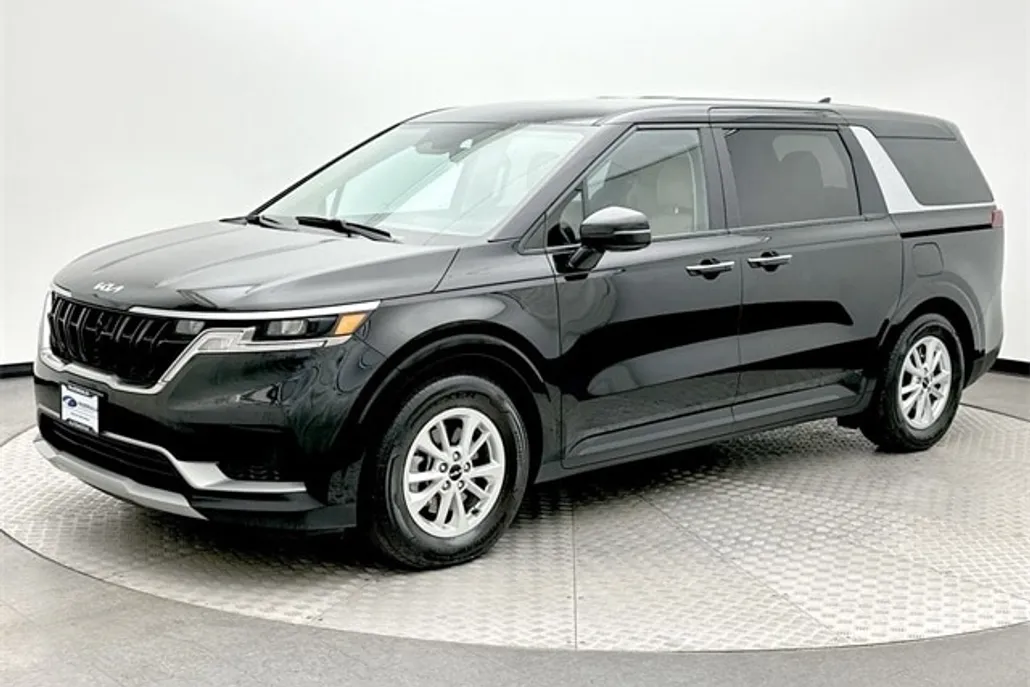2023 Kia Carnival LX photo 1