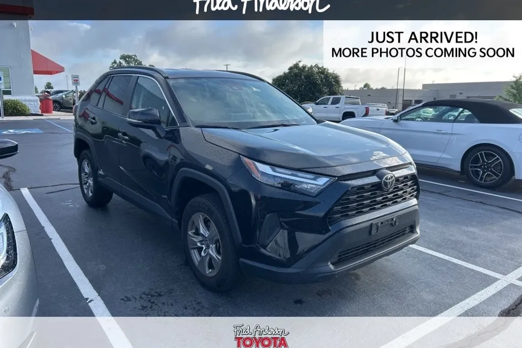 2023 Toyota RAV4 XLE photo 1