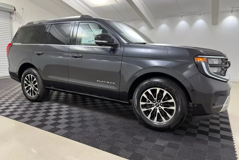 2025 Ford Expedition Platinum photo 1
