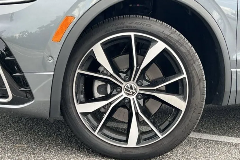 2024 Volkswagen Tiguan SEL R-Line photo 1