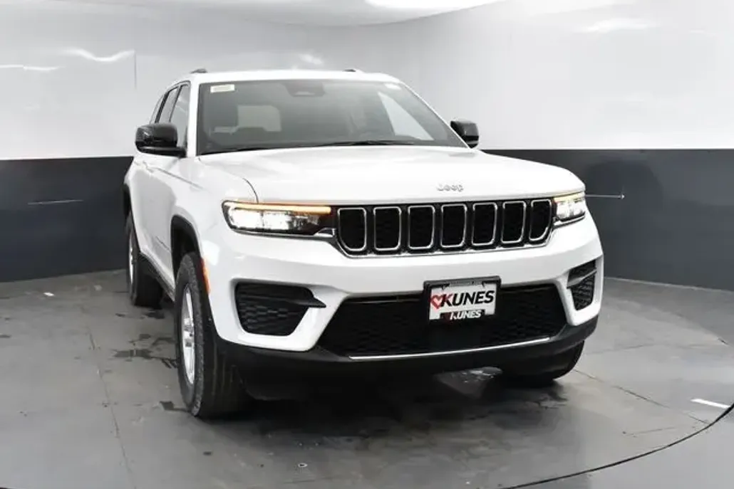 2025 Jeep Grand Cherokee Laredo photo 1