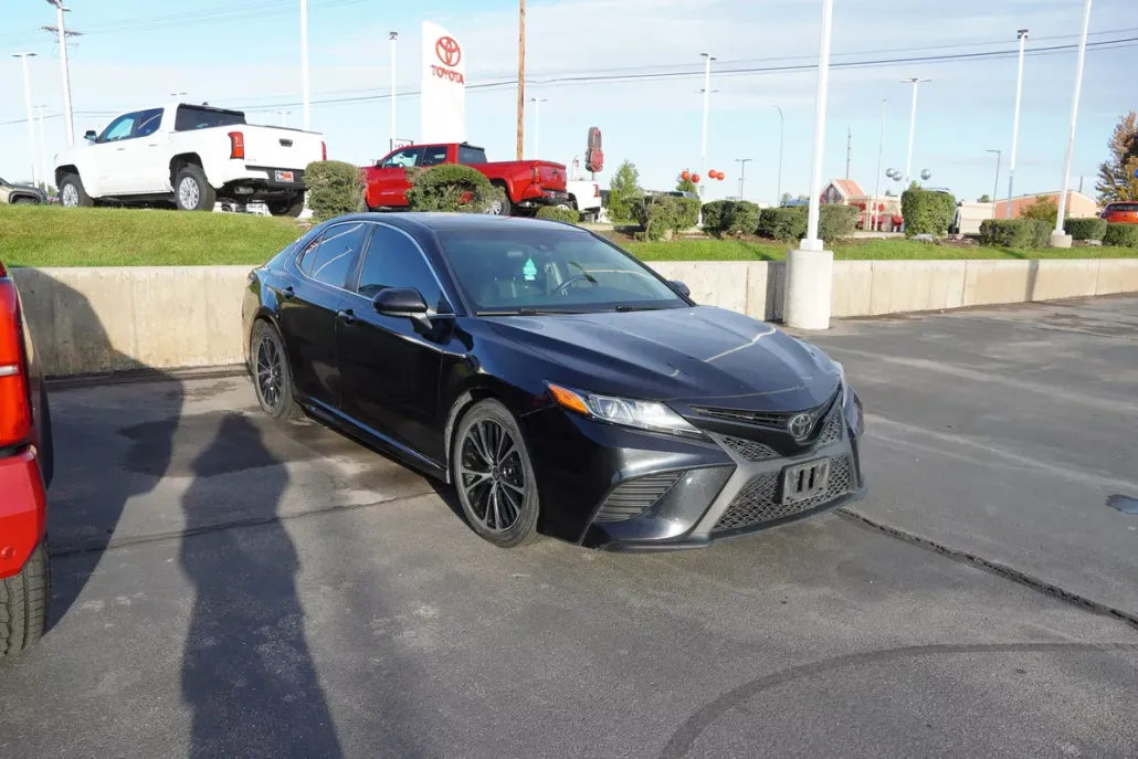 2020 Toyota Camry SE photo 1