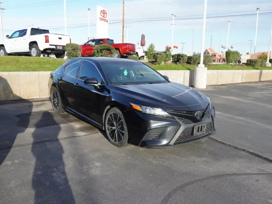 2020 Toyota Camry SE photo 1