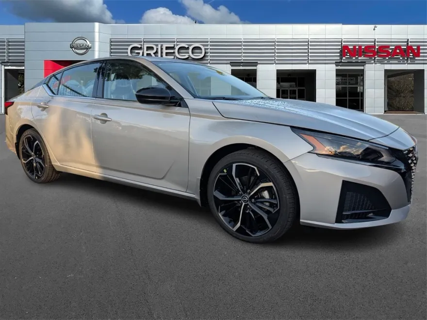 2025 Nissan Altima SR photo 1