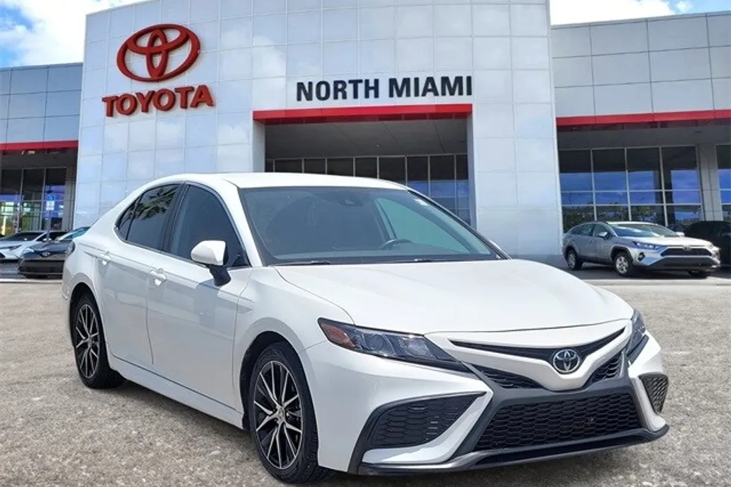 2024 Toyota Camry SE photo 1