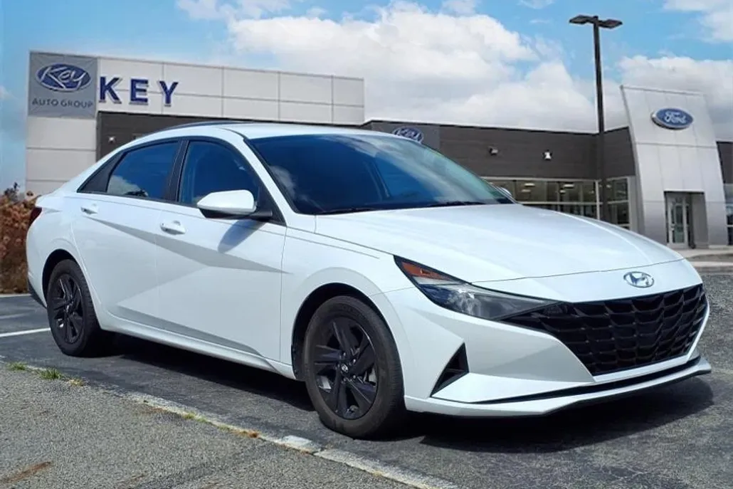 2022 Hyundai Elantra SEL photo 1