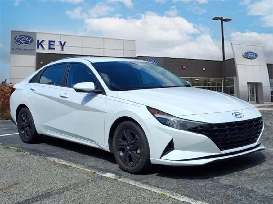 2022 Hyundai Elantra SEL photo 1