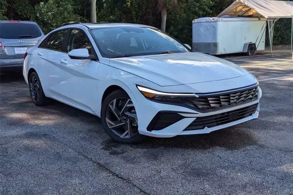 2025 Hyundai Elantra SEL Convenience photo 1