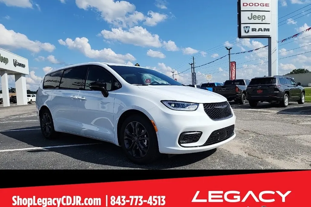 2026 Chrysler Pacifica photo 1