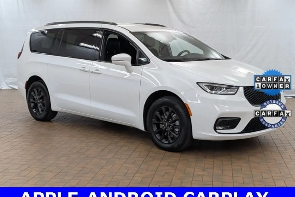 2022 Chrysler Pacifica Touring L photo 1