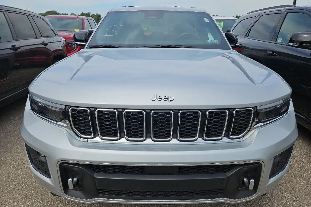 2022 Jeep Grand Cherokee Overland photo 1