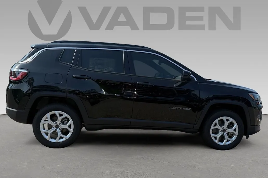 2025 Jeep Compass Latitude photo 1