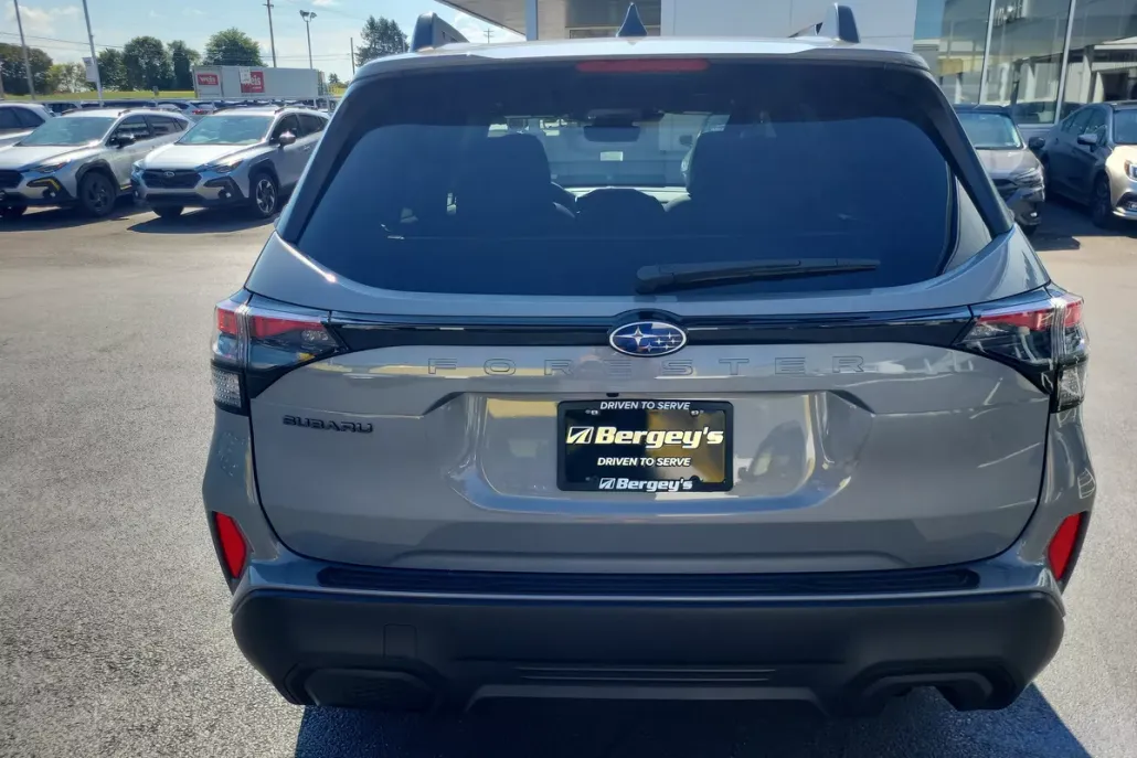 2025 Subaru Forester Premium photo 1