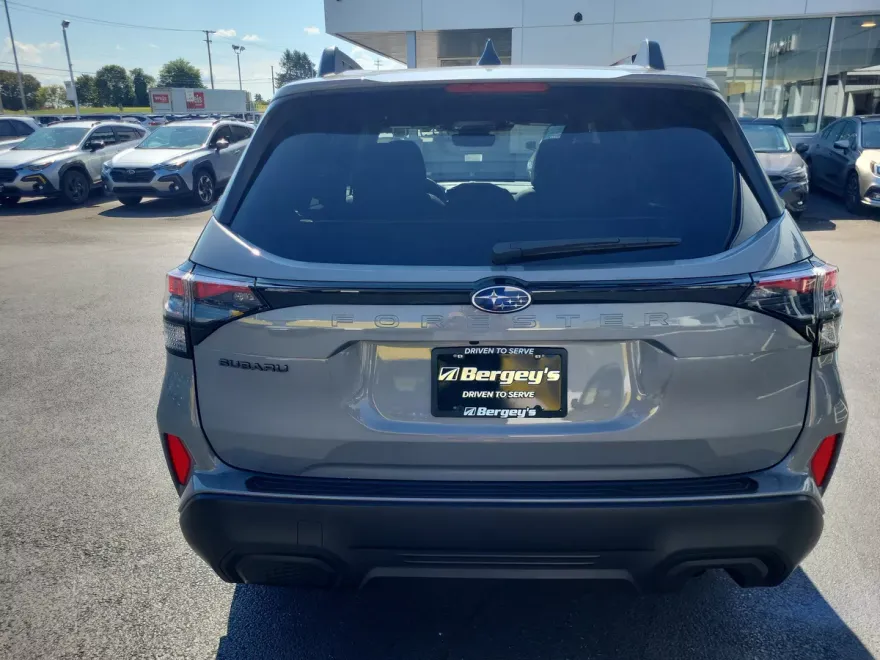 2025 Subaru Forester Premium photo 1